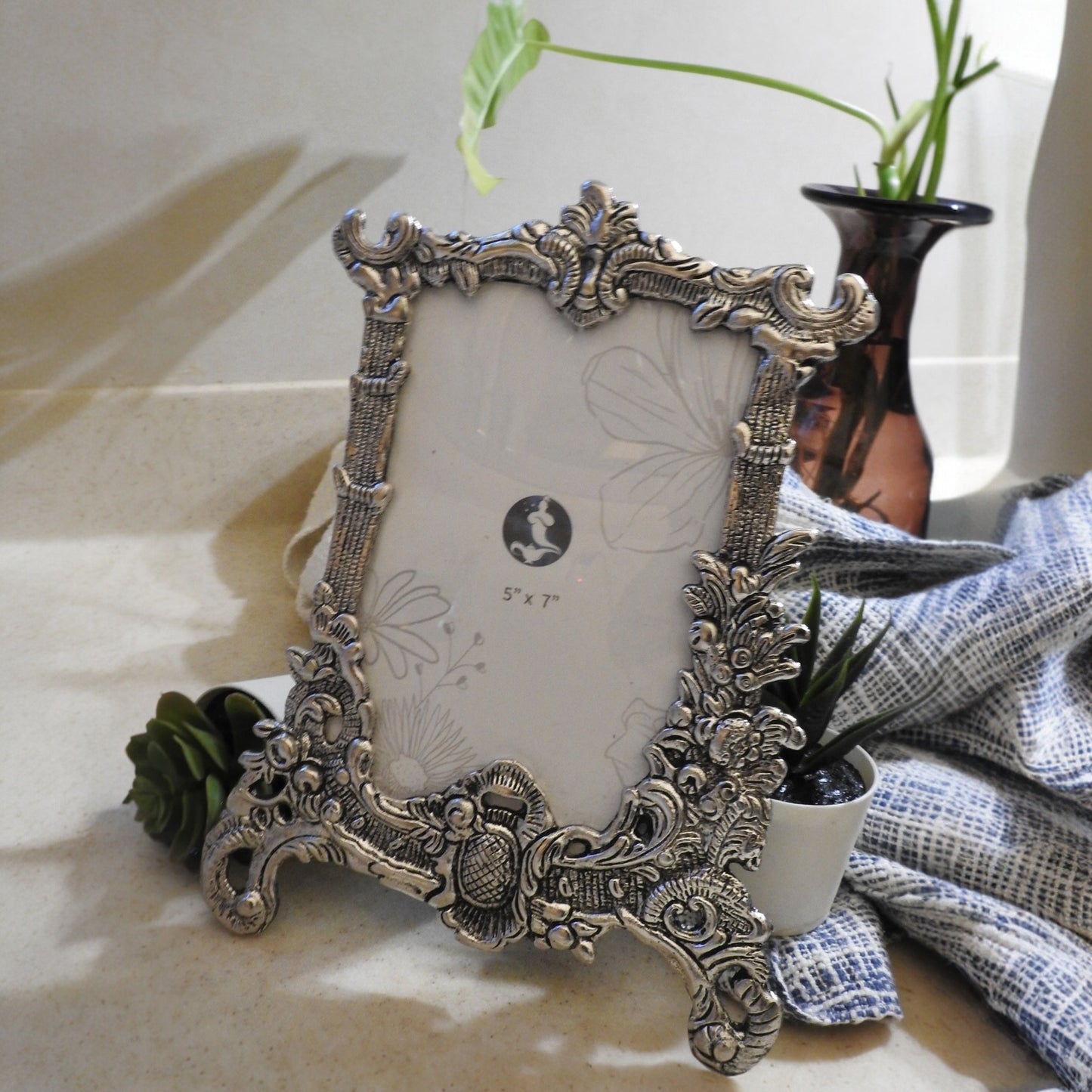 •	Handicraft White Metal Photo Frame Antique Silver